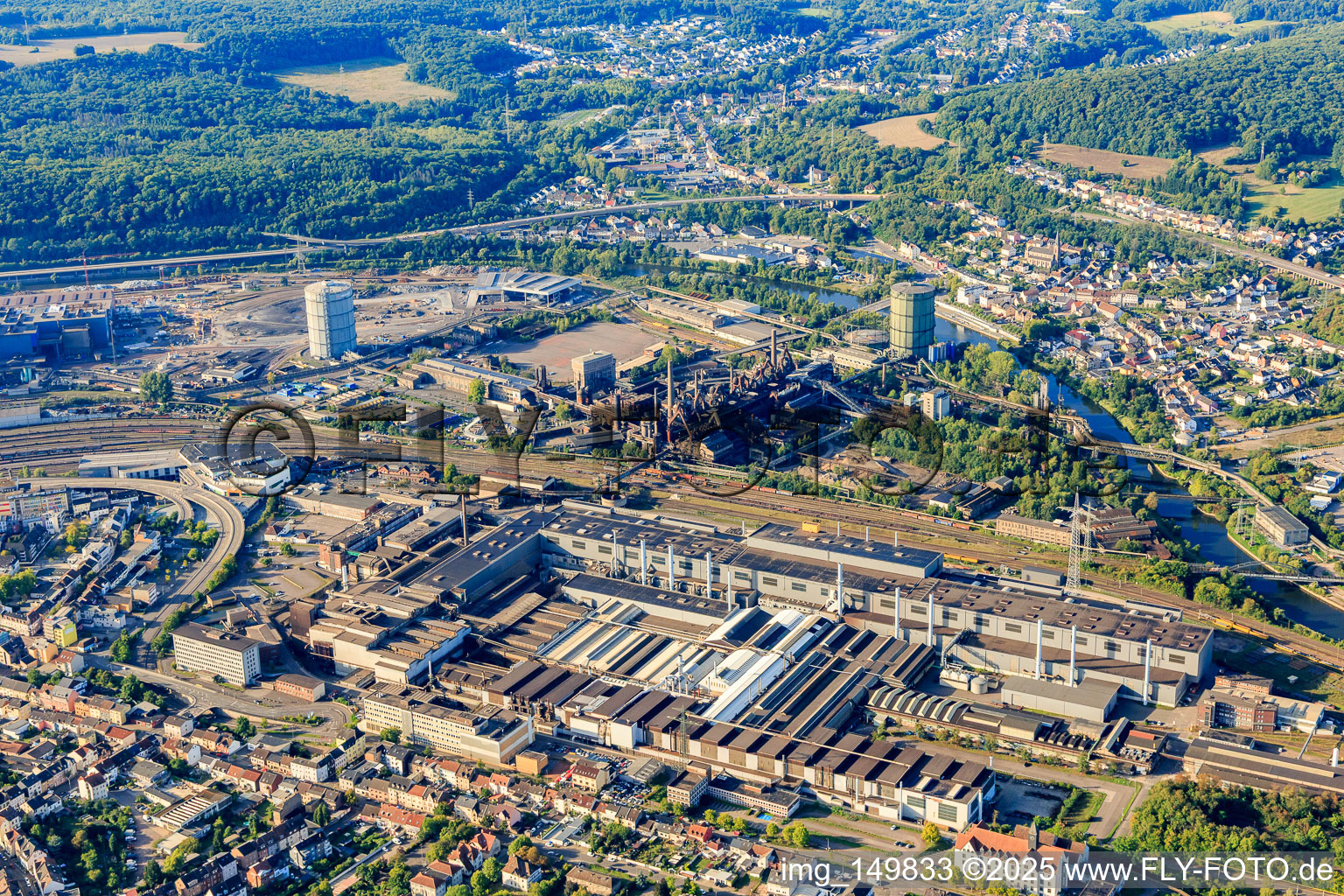 Vue aérienne de Site du patrimoine mondial de l'UNESCO Völklinger Hütte derrière Saarschmiede GmbH à Völklingen dans le département Sarre, Allemagne