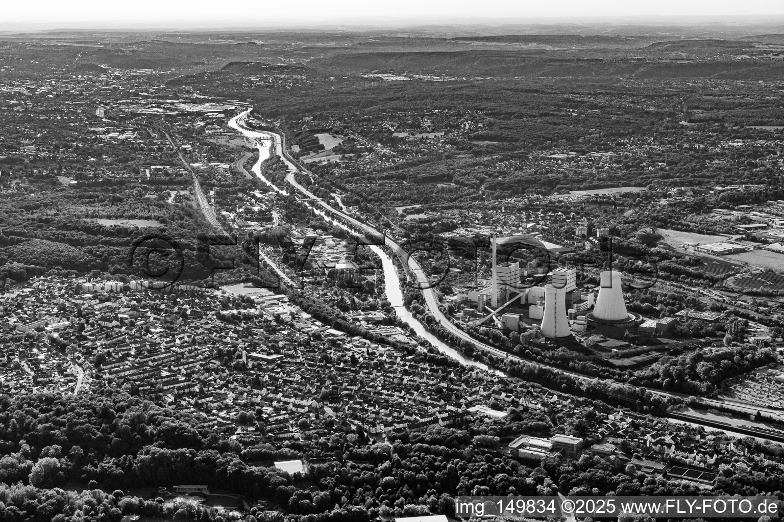 Vue aérienne de Cours de la Sarre aux tours de refroidissement de la centrale STEAG de Fenne à le quartier Fürstenhausen in Völklingen dans le département Sarre, Allemagne
