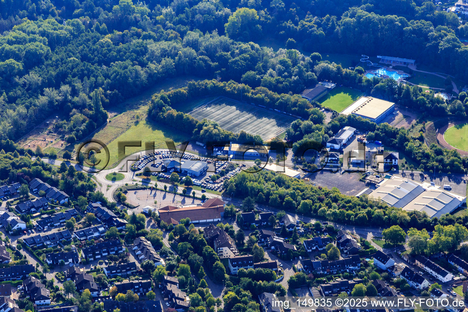 Vue aérienne de Stade Hermann Neuberger, terrain en gazon synthétique Völklingen et parc aquatique Köllerbachtal à le quartier Heidstock in Völklingen dans le département Sarre, Allemagne