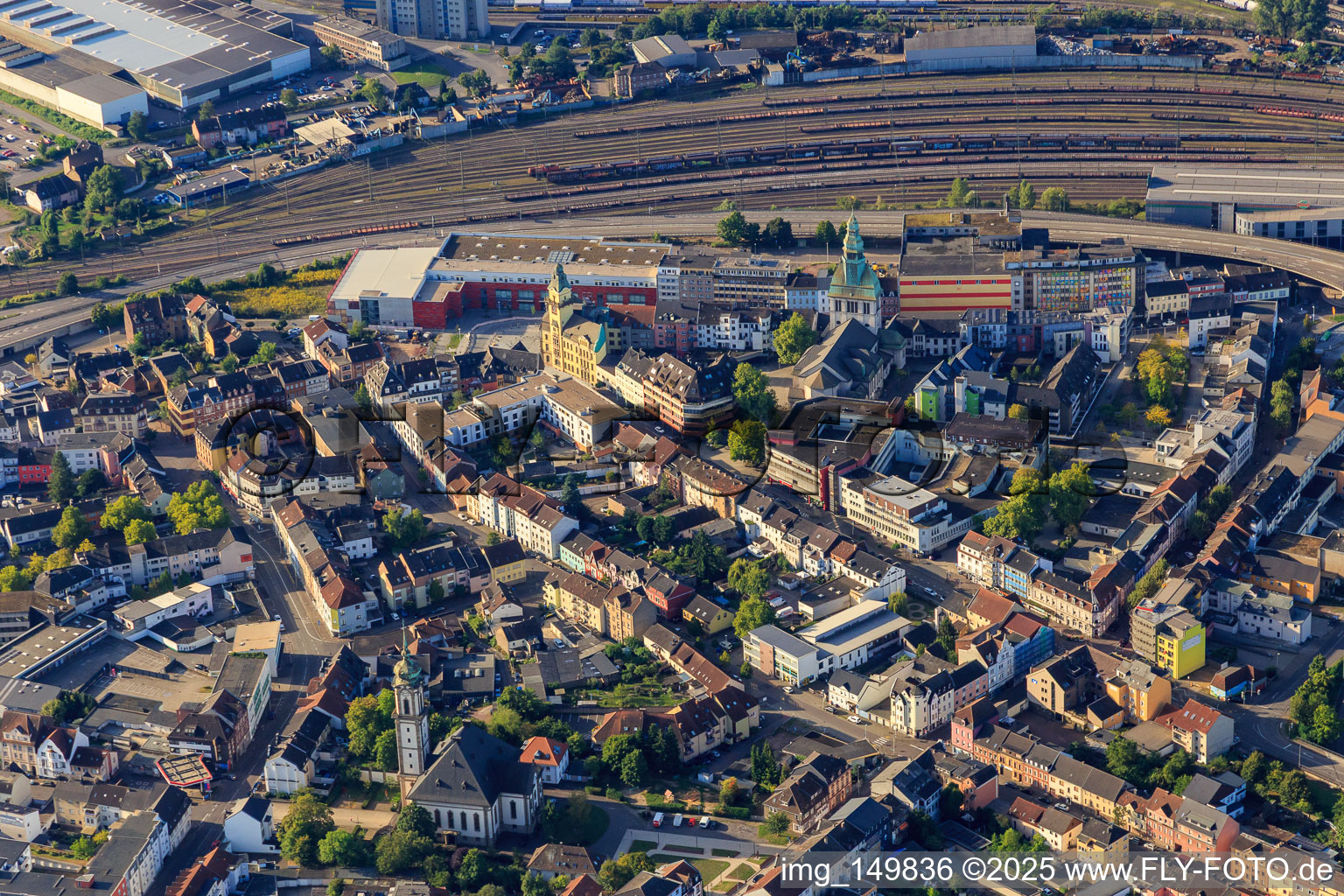 Vue aérienne de Centre-ville avec MODEPARK RÖTHER Völklingen, ancien hôtel de ville et église paroissiale Saint-Éloi à Völklingen dans le département Sarre, Allemagne