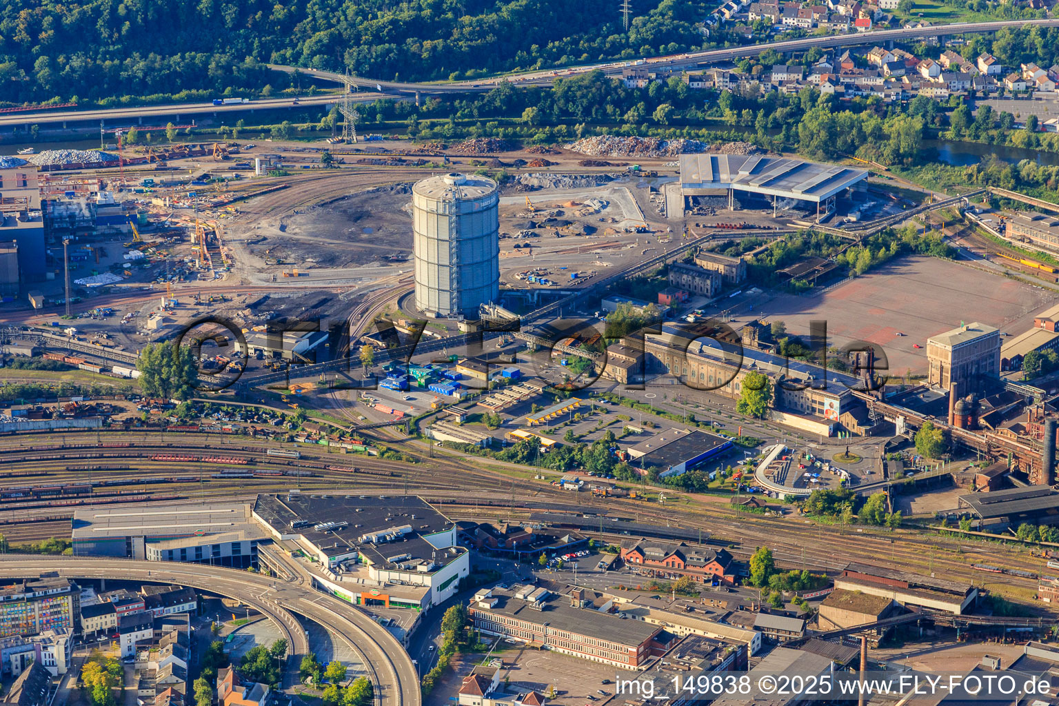 Vue aérienne de Gazomètre pour le stockage du gaz de conversion dans les locaux de l'usine Saarstahl à Völklingen dans le département Sarre, Allemagne