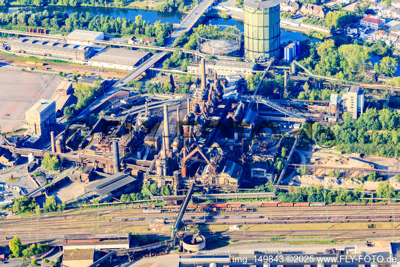 Photographie aérienne de Site du patrimoine mondial de l'UNESCO Völklinger Hütte à Völklingen dans le département Sarre, Allemagne