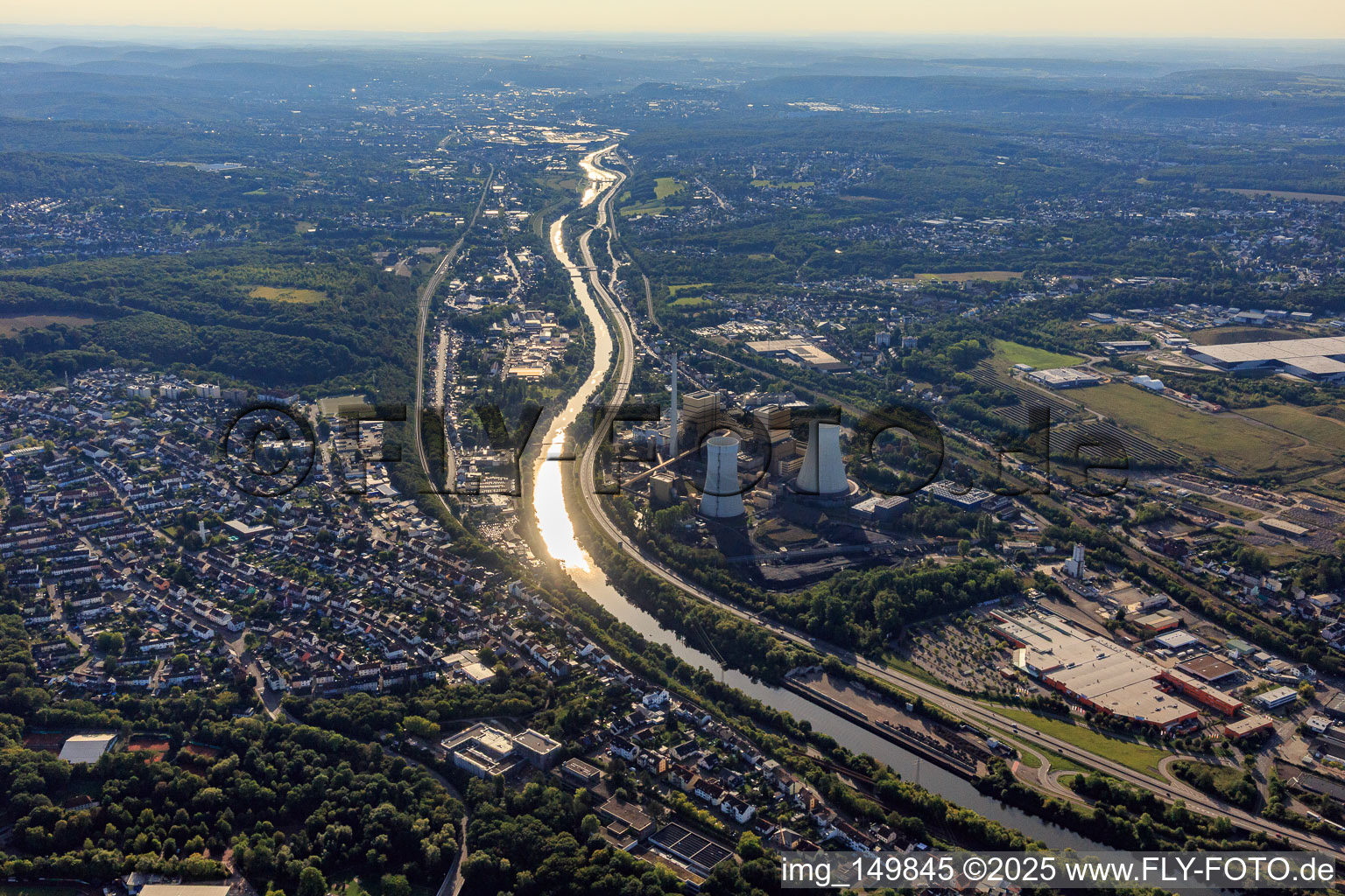 Vue aérienne de Cours de la Sarre aux tours de refroidissement de la centrale STEAG de Fenne à le quartier Fürstenhausen in Völklingen dans le département Sarre, Allemagne