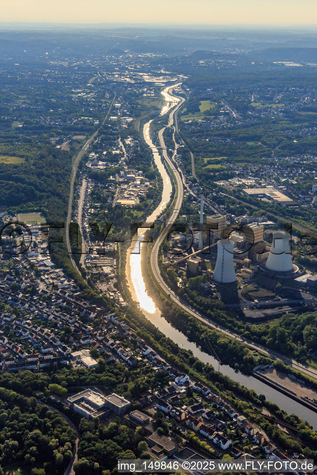 Photographie aérienne de Cours de la Sarre aux tours de refroidissement de la centrale STEAG de Fenne à le quartier Fürstenhausen in Völklingen dans le département Sarre, Allemagne