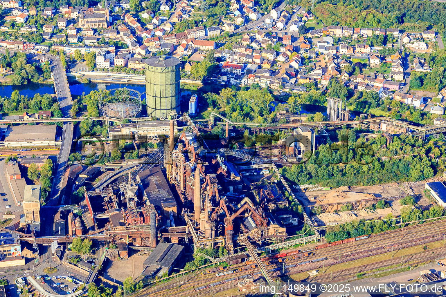Vue oblique de Site du patrimoine mondial de l'UNESCO Völklinger Hütte à Völklingen dans le département Sarre, Allemagne