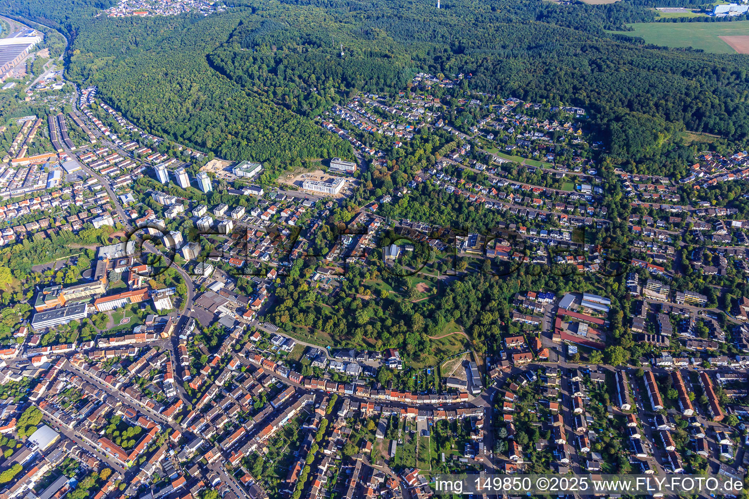 Vue aérienne de Vue d'ensemble de la ville depuis le sud à Völklingen dans le département Sarre, Allemagne