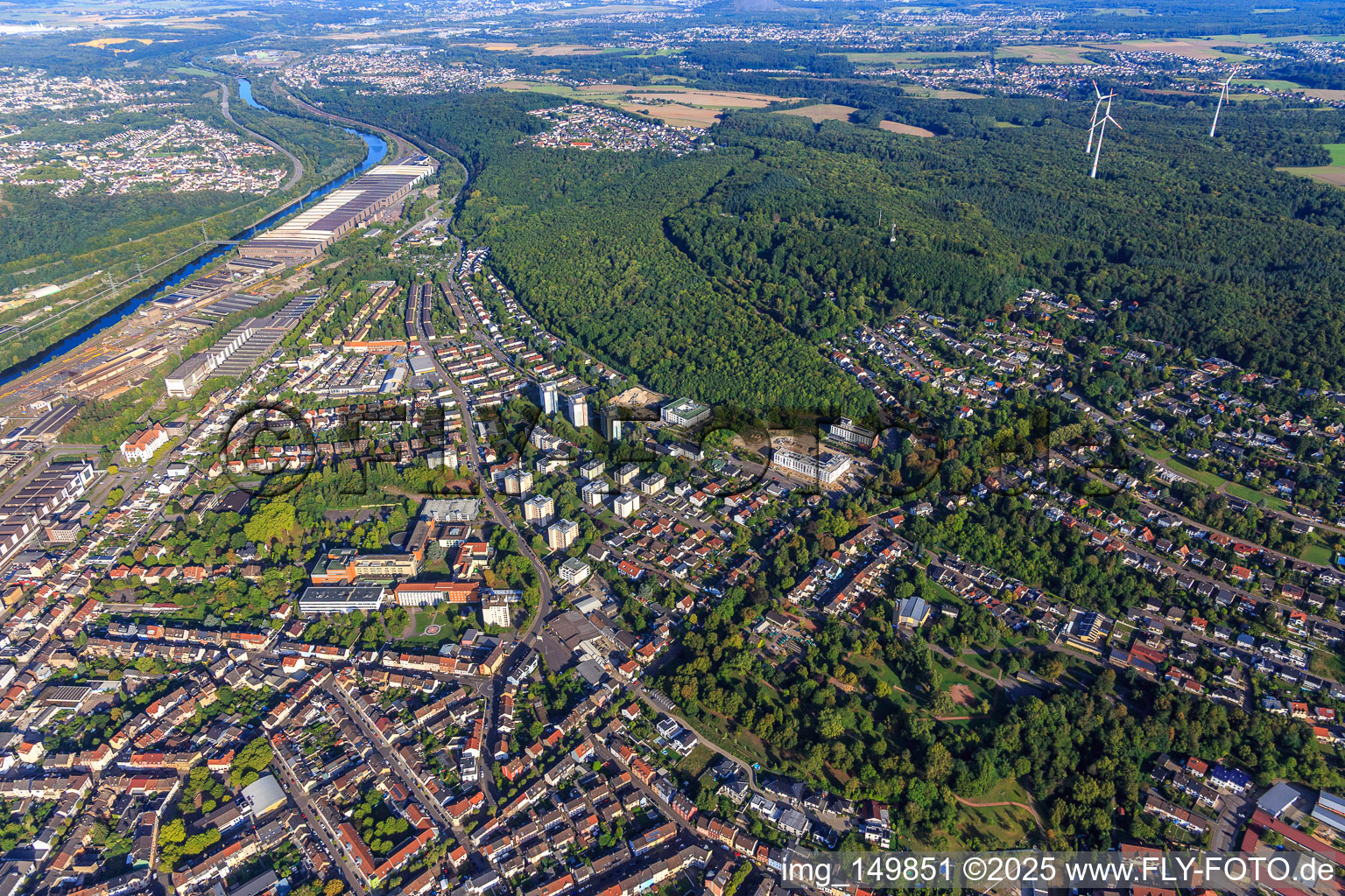 Vue aérienne de Vue d'ensemble de la ville depuis le sud-est à Völklingen dans le département Sarre, Allemagne
