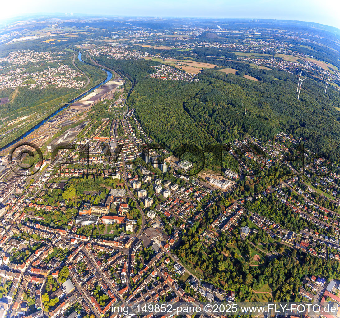 Vue aérienne de Vue d'ensemble de la ville depuis le sud à Völklingen dans le département Sarre, Allemagne
