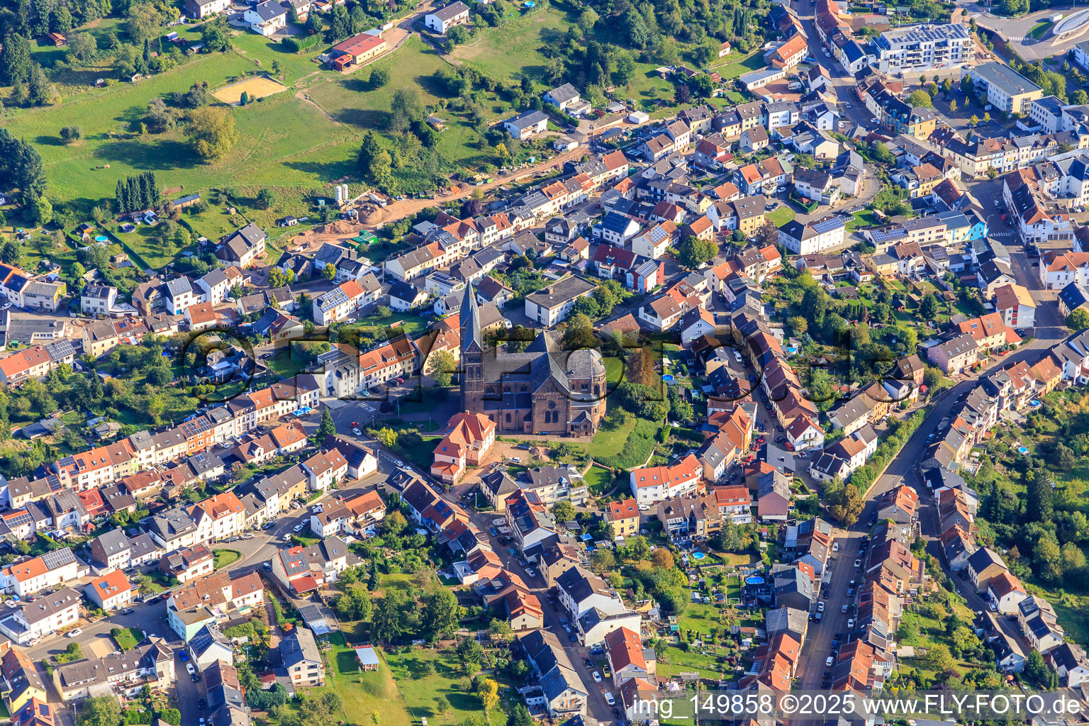 Vue aérienne de Cathédrale Saint-Sébastien de Köllertal à Püttlingen dans le département Sarre, Allemagne