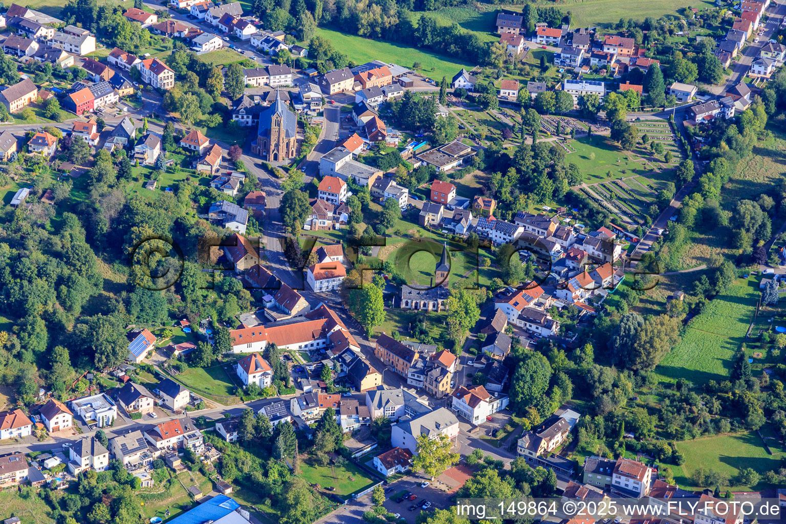 Vue aérienne de Église du Sacré-Cœur et église évangélique Saint-Martin à le quartier Kölln in Püttlingen dans le département Sarre, Allemagne