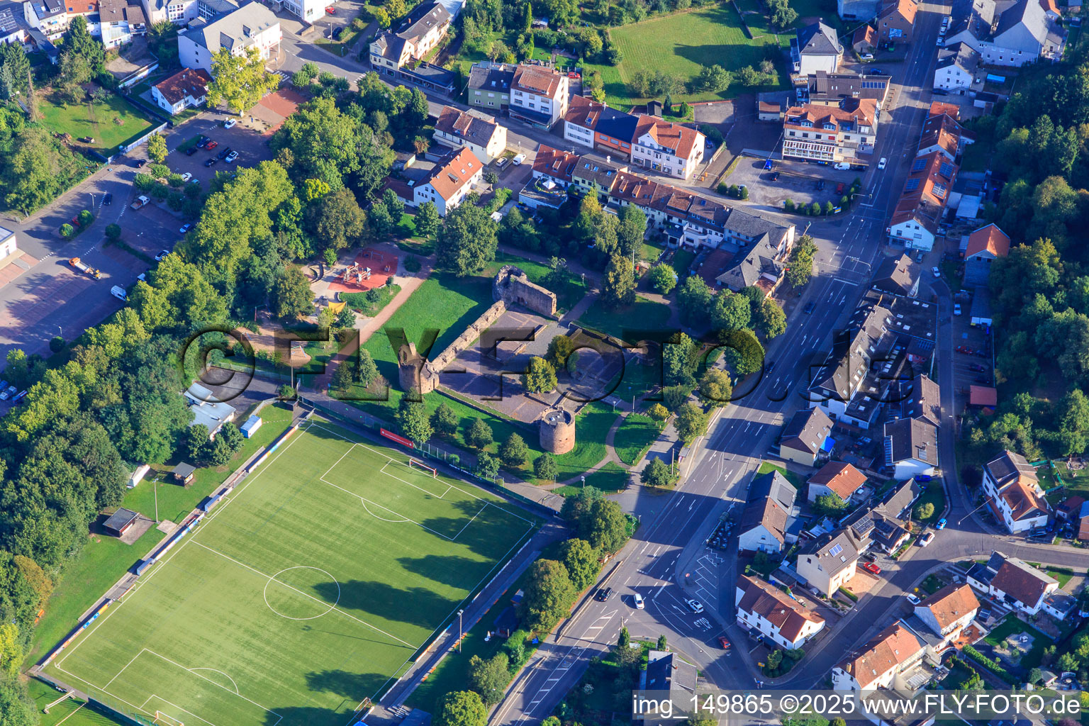 Vue aérienne de Ruines du château de Bucherbach à le quartier Köllerbach in Püttlingen dans le département Sarre, Allemagne