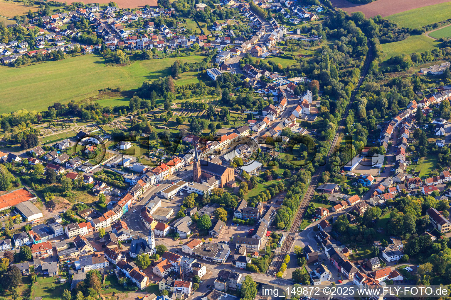 Vue aérienne de Trierer Straße avec l'église catholique de la Visitation de Marie à Heusweiler dans le département Sarre, Allemagne