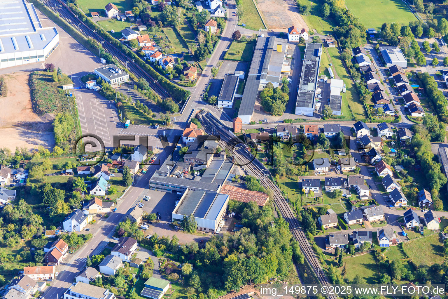Vue aérienne de Majorel Saarbrücken GmbH et TST Communications Technology GmbH à le quartier Eiweiler in Heusweiler dans le département Sarre, Allemagne