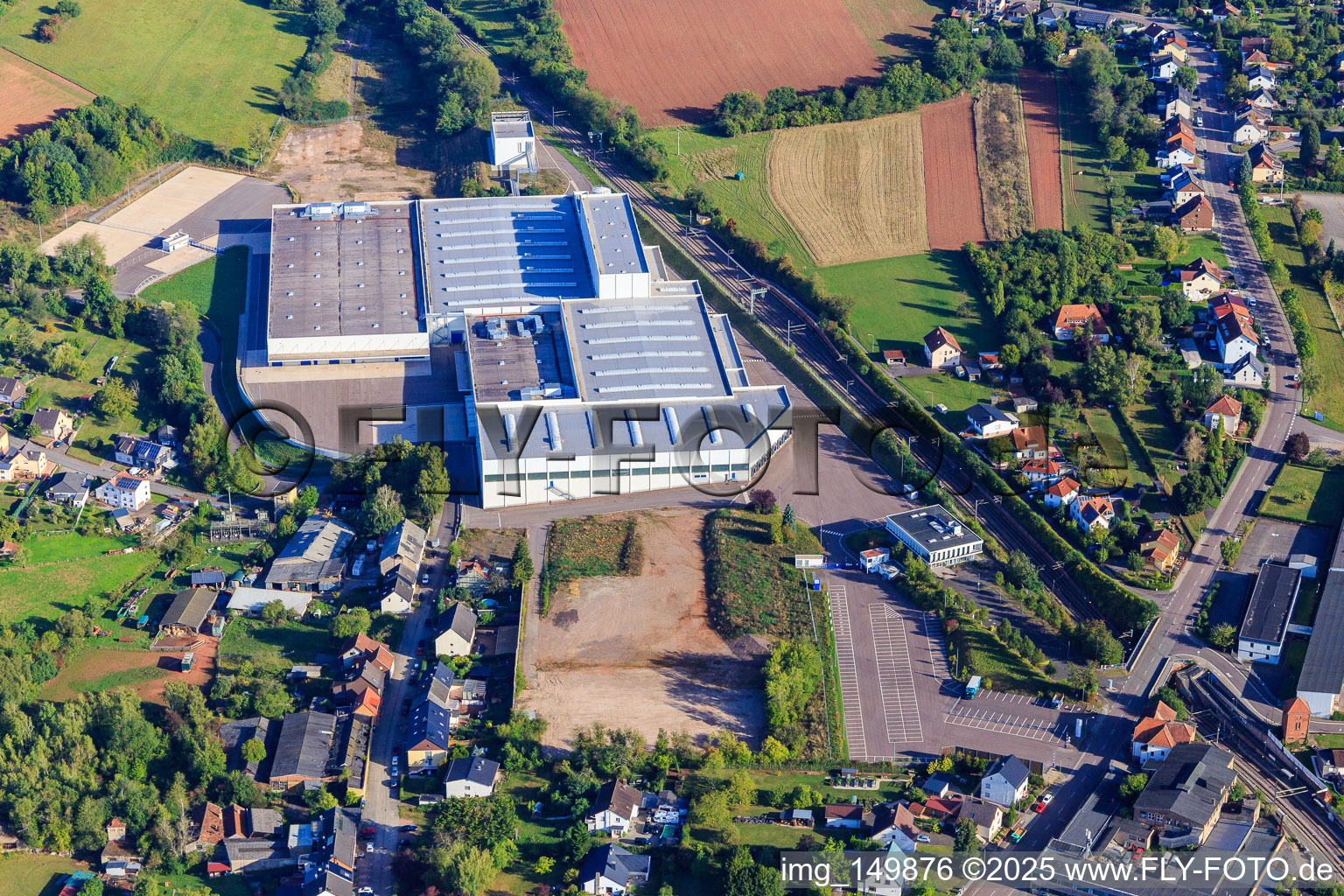 Vue aérienne de Fermeture de l'usine du fabricant chinois de batteries SVOLT, spécialisée dans l'assemblage de modules et de packs à le quartier Eiweiler in Heusweiler dans le département Sarre, Allemagne