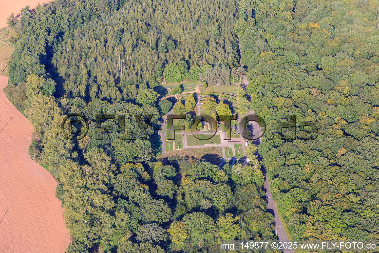 Vue aérienne de Cimetière Eiweiler dans la forêt à le quartier Eiweiler in Heusweiler dans le département Sarre, Allemagne