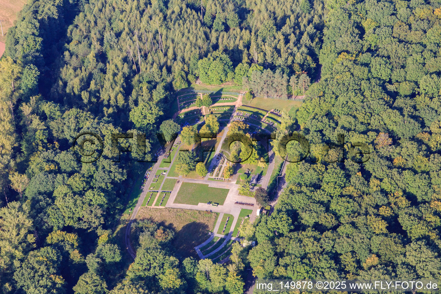 Vue aérienne de Cimetière Eiweiler dans la forêt à le quartier Eiweiler in Heusweiler dans le département Sarre, Allemagne