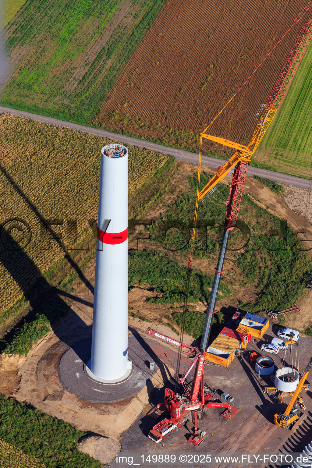 Vue d'oiseau de Modernisation du parc éolien Minfeld. JUWI remplace quatre anciennes turbines (GE 1.5) de 2004 par deux nouvelles turbines Vestas V162 modernes, chacune d'une puissance de six mégawatts. à Minfeld dans le département Rhénanie-Palatinat, Allemagne