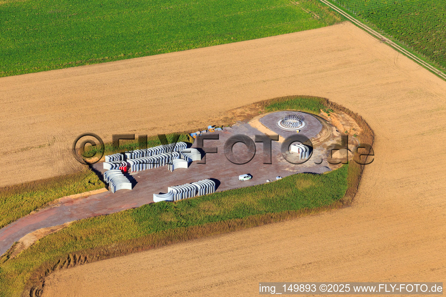 Enregistrement par drone de Modernisation du parc éolien Minfeld. JUWI remplace quatre anciennes turbines (GE 1.5) de 2004 par deux nouvelles turbines Vestas V162 modernes, chacune d'une puissance de six mégawatts. à Minfeld dans le département Rhénanie-Palatinat, Allemagne