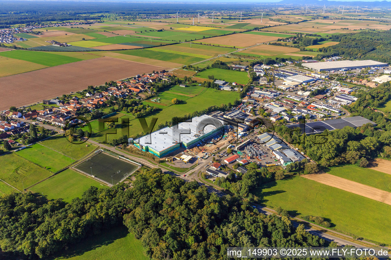 Chantier de construction du nouveau parc logistique de HANSAINVEST et DFI-Real-Estate Kandel après la démolition du marché OBI à le quartier Minderslachen in Kandel dans le département Rhénanie-Palatinat, Allemagne du point de vue du drone