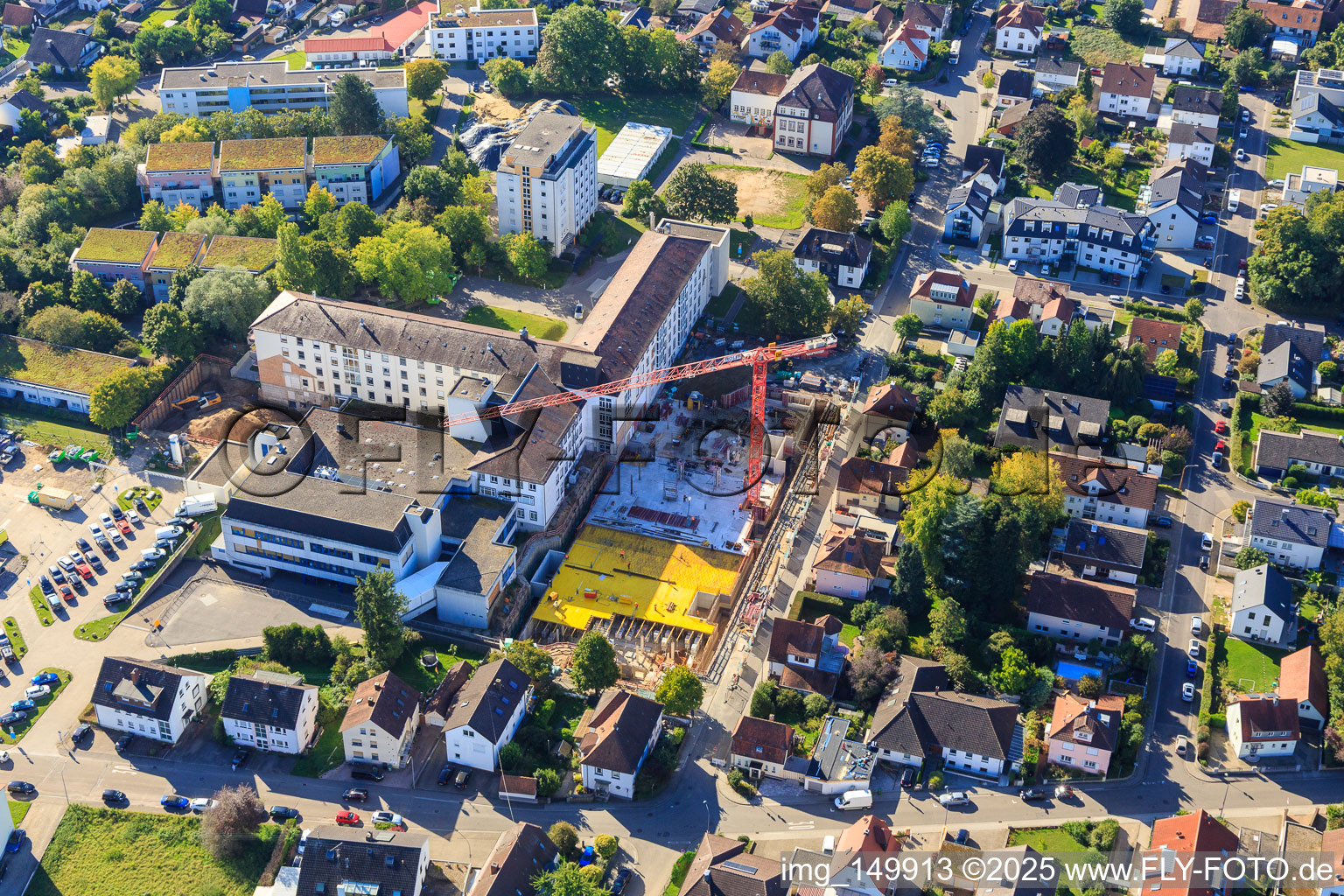 Chantier de construction pour l'agrandissement de l'Asklepios Südpfalzklinik Kandel à Kandel dans le département Rhénanie-Palatinat, Allemagne vue du ciel