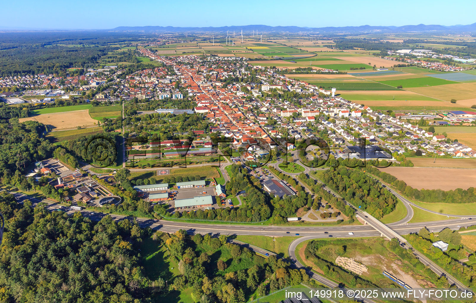 Vue aérienne de Vue de la ville avec la sortie d'autoroute à 1 % au sud de l'A65 depuis l'est à Kandel dans le département Rhénanie-Palatinat, Allemagne