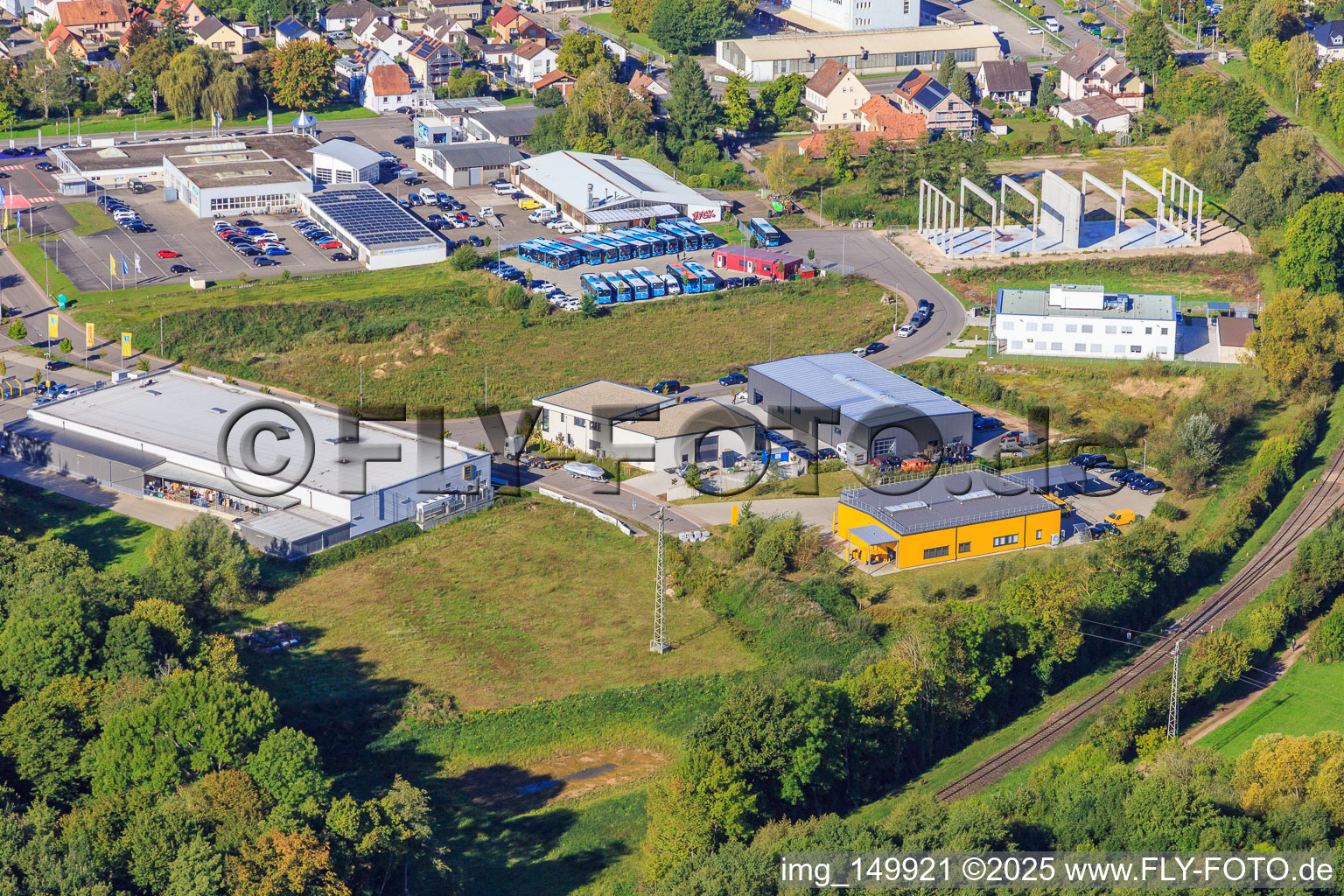 Vue aérienne de DPDHL ZSP LORETH GmbH, auto akgül Meisterwerkstatt et police fédérale à Kandel dans le département Rhénanie-Palatinat, Allemagne