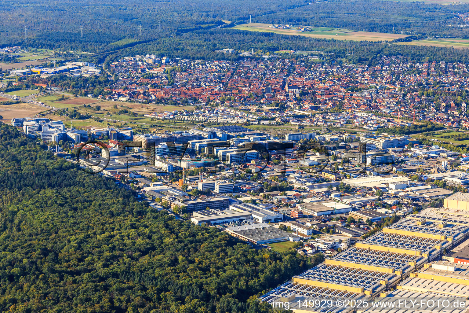 Vue aérienne de Zone industrielle avec SAP SE et Heidelberger Druckmaschinen AG du nord-est à Walldorf dans le département Bade-Wurtemberg, Allemagne
