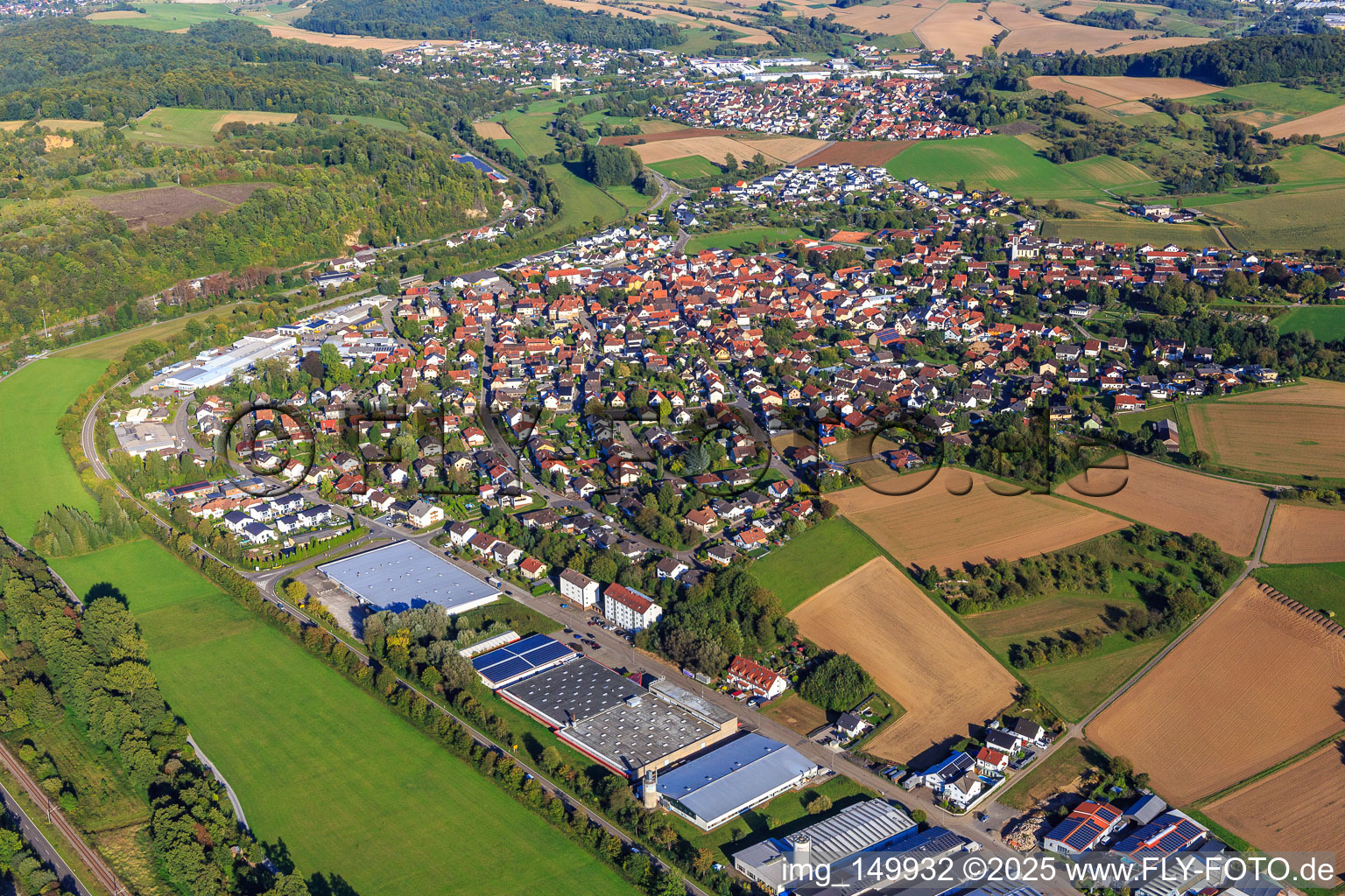 Vue aérienne de Vue de la ville sur le Schwarzbach depuis le sud-est et de la zone industrielle avec Geiß-Möbel, Rocholl GmbH et Helthosi GmbH à Eschelbronn dans le département Bade-Wurtemberg, Allemagne