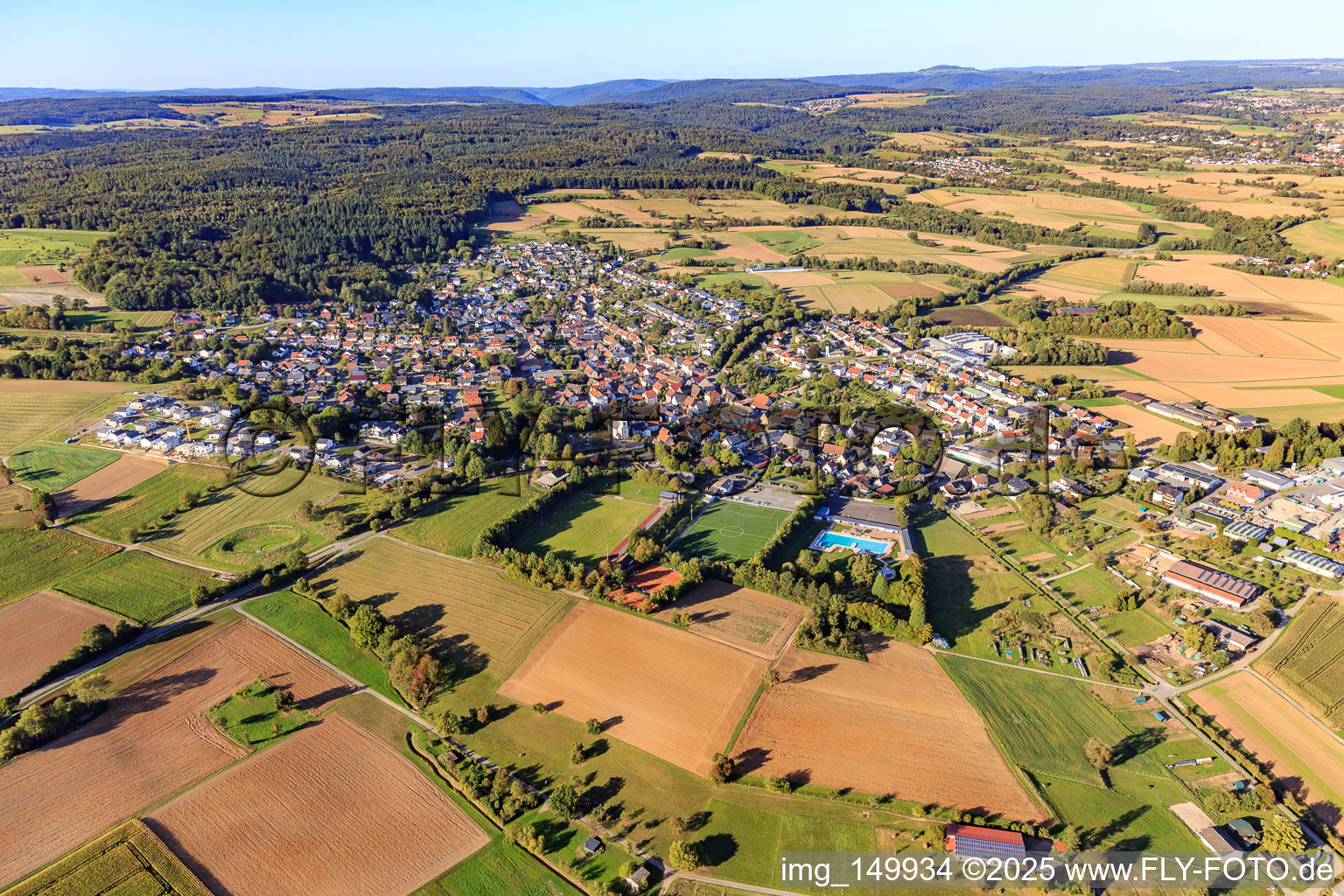 Vue aérienne de Aperçu des emplacements depuis le sud, y compris la piscine de loisirs Reichartshausen à Reichartshausen dans le département Bade-Wurtemberg, Allemagne