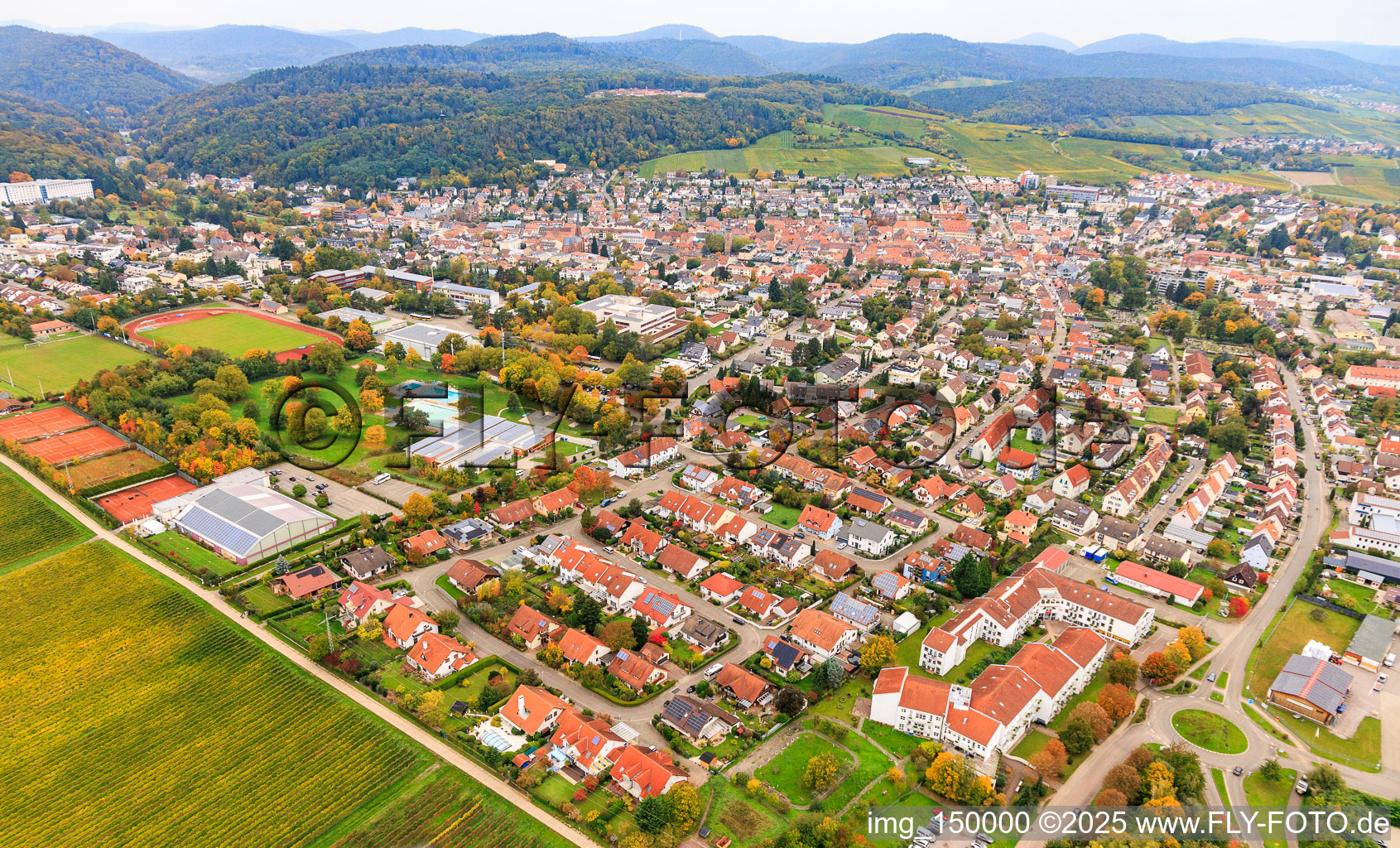 Vue aérienne de Du sud-est à Bad Bergzabern dans le département Rhénanie-Palatinat, Allemagne