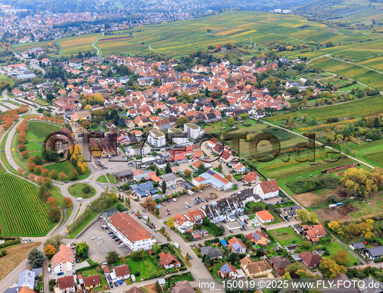 Vue aérienne de La porte du vin allemand du Nord à le quartier Schweigen in Schweigen-Rechtenbach dans le département Rhénanie-Palatinat, Allemagne
