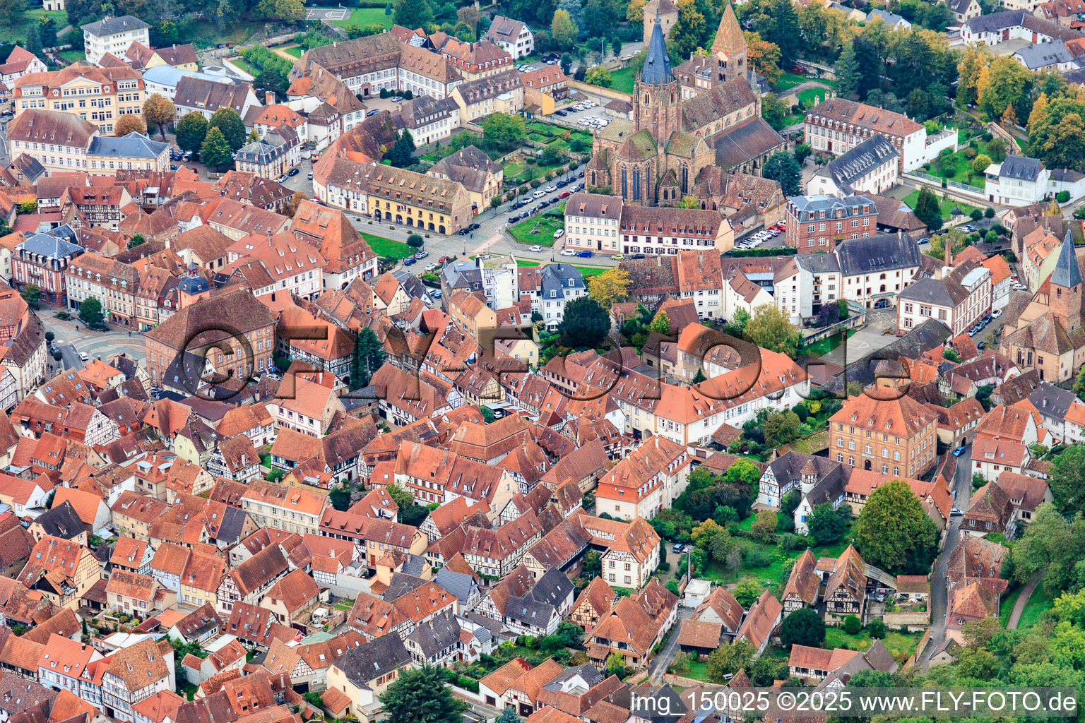 Vue aérienne de Église Saint-Pierre-et-Paul à Wissembourg dans le département Bas Rhin, France