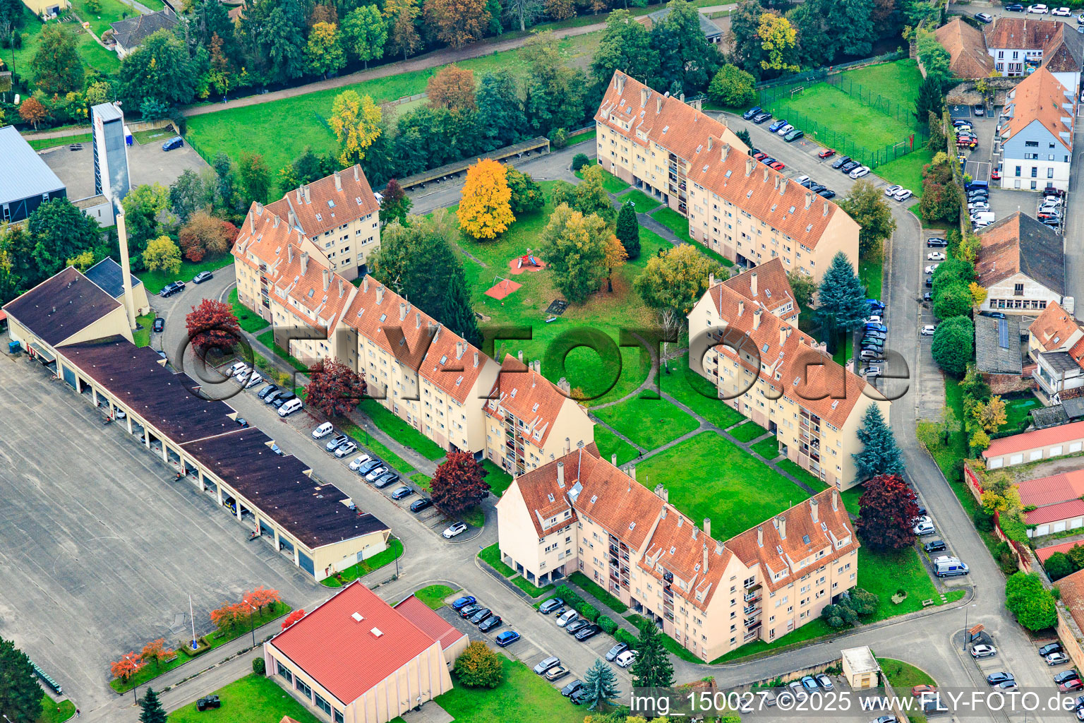 Vue aérienne de Caserne Hoche de la Gendarmerie Nationale à Wissembourg dans le département Bas Rhin, France
