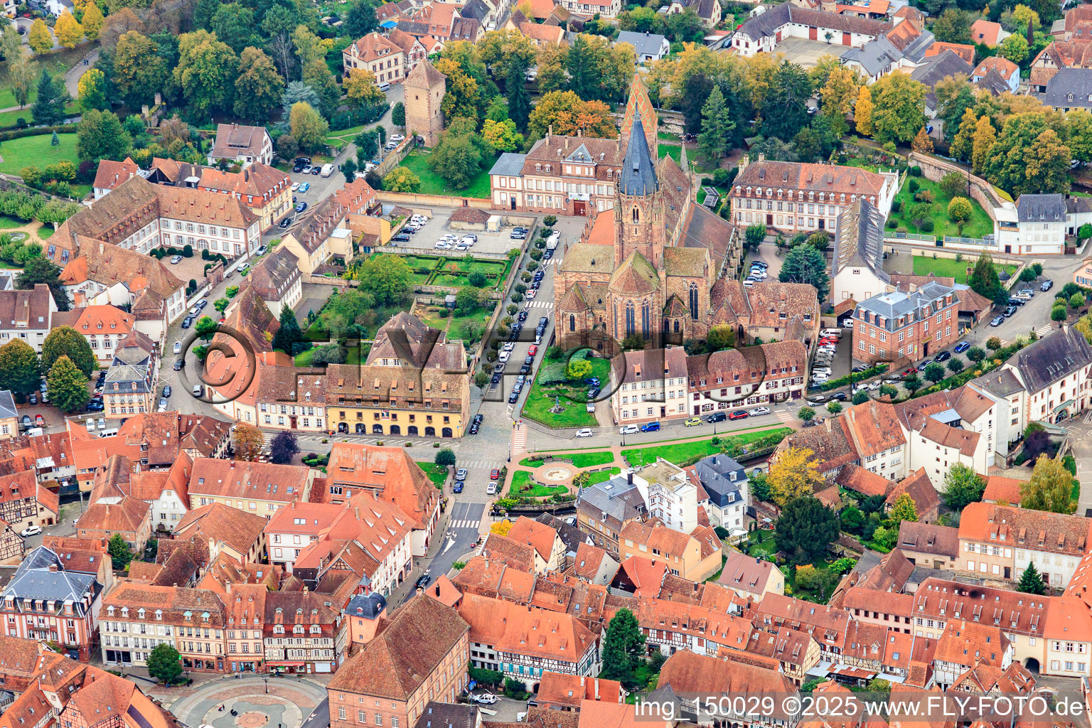 Vue aérienne de Église Saint-Pierre-et-Paul à Wissembourg dans le département Bas Rhin, France