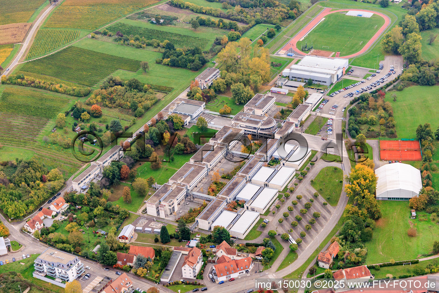 Vue aérienne de Lycée Stanislas Polyvalent (général, technologique et professionnel) à le quartier Altenstadt in Wissembourg dans le département Bas Rhin, France