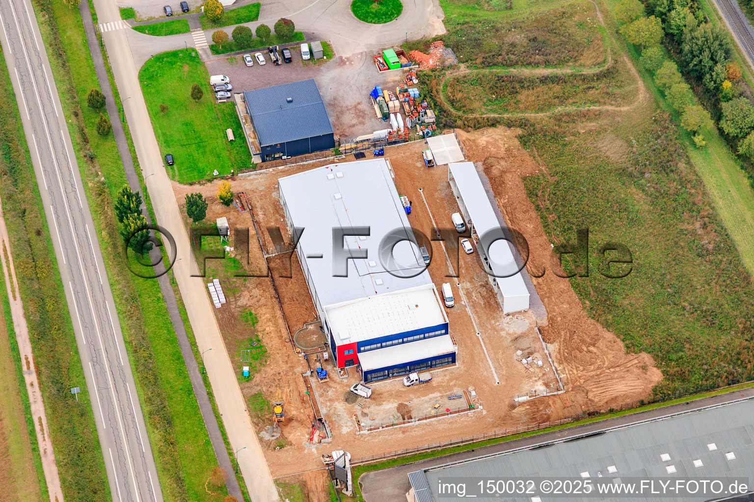 Vue aérienne de Mat & Provet et nouveau chantier de construction rue Joseph Achille Le Bel à le quartier Altenstadt in Wissembourg dans le département Bas Rhin, France