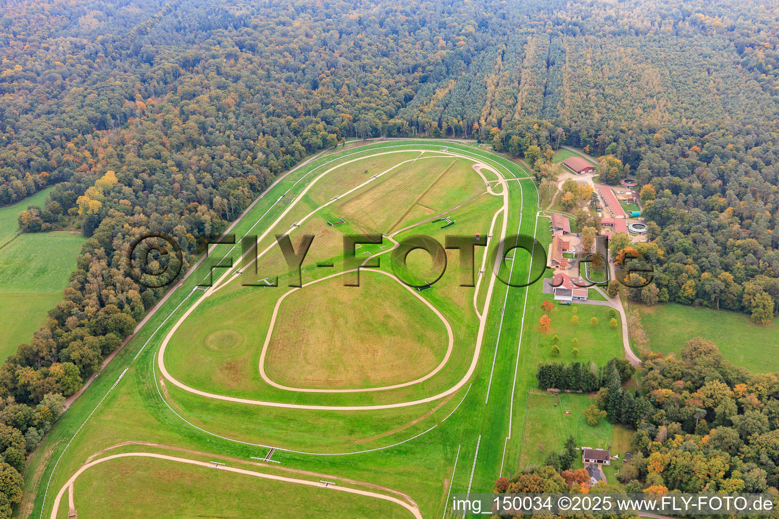 Vue aérienne de Hippodrome de la hardt de la Soc Des Courses de Wissembourg à le quartier Altenstadt in Wissembourg dans le département Bas Rhin, France