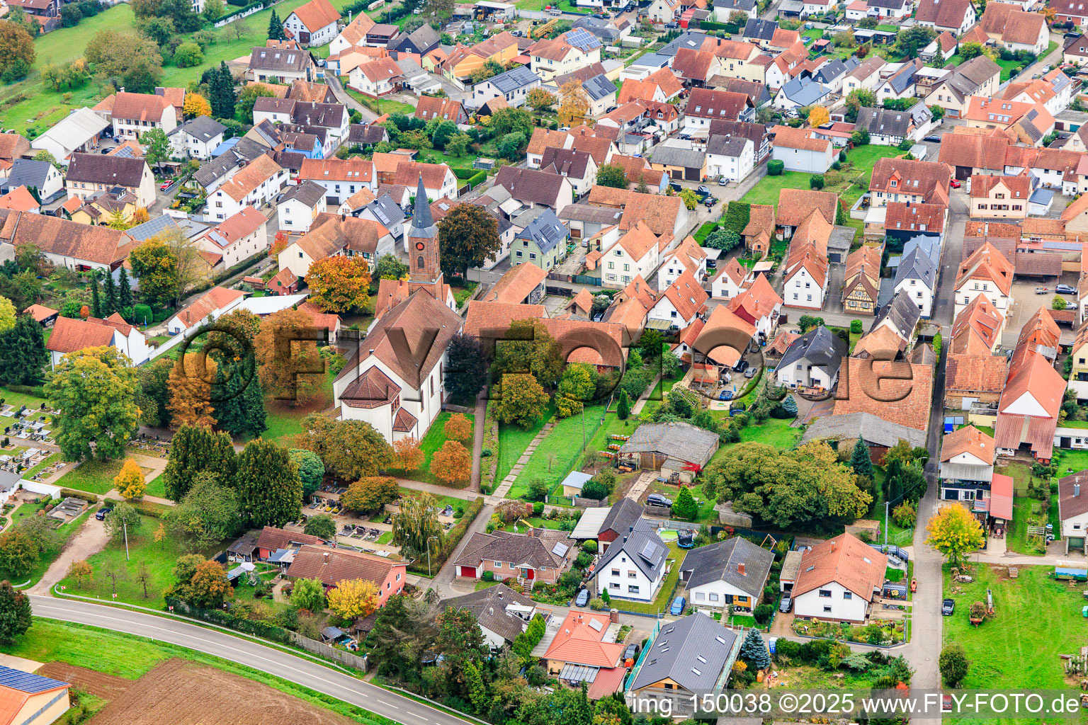 Vue oblique de Église paroissiale Saint-Ulrich à Kapsweyer dans le département Rhénanie-Palatinat, Allemagne