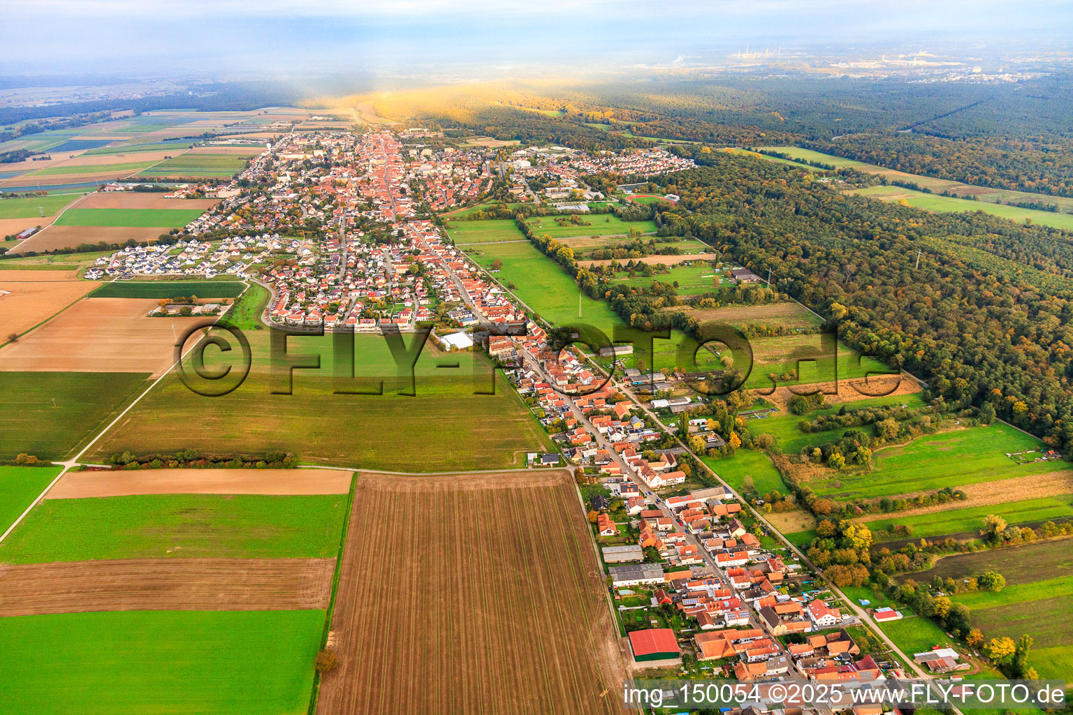 Vue aérienne de Rheinstraße depuis l'ouest à Kandel dans le département Rhénanie-Palatinat, Allemagne