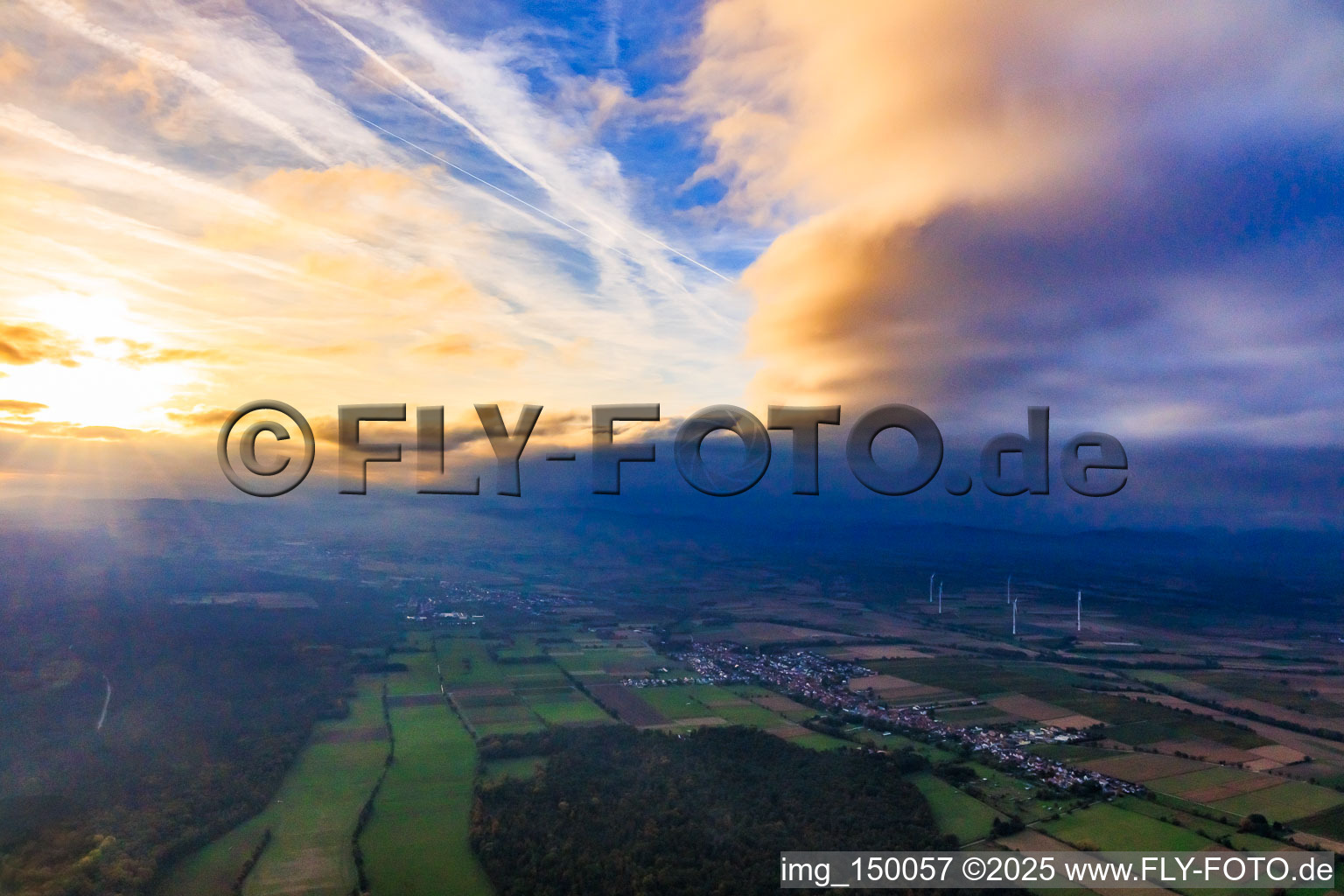 Vue aérienne de Nuages au-dessus du chemin de transhumance et de la forêt de Bienwald dans la lumière du soir d'automne à Freckenfeld dans le département Rhénanie-Palatinat, Allemagne