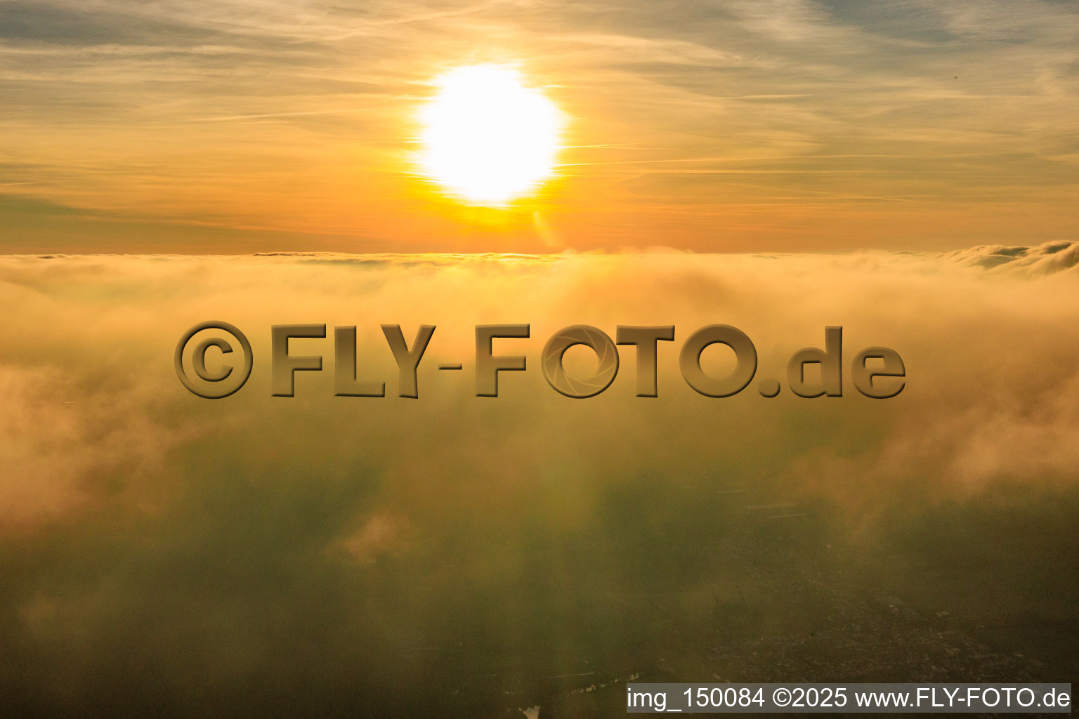 Vue aérienne de Coucher de soleil au-dessus des nuages à Steinfeld dans le département Rhénanie-Palatinat, Allemagne