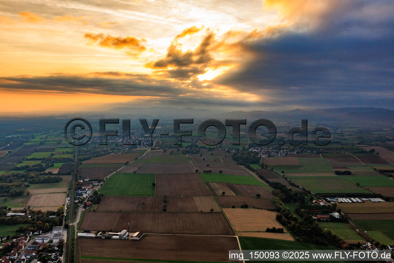 Vue aérienne de Coucher de soleil sur les nuages à l'est, en soirée à Steinfeld dans le département Rhénanie-Palatinat, Allemagne
