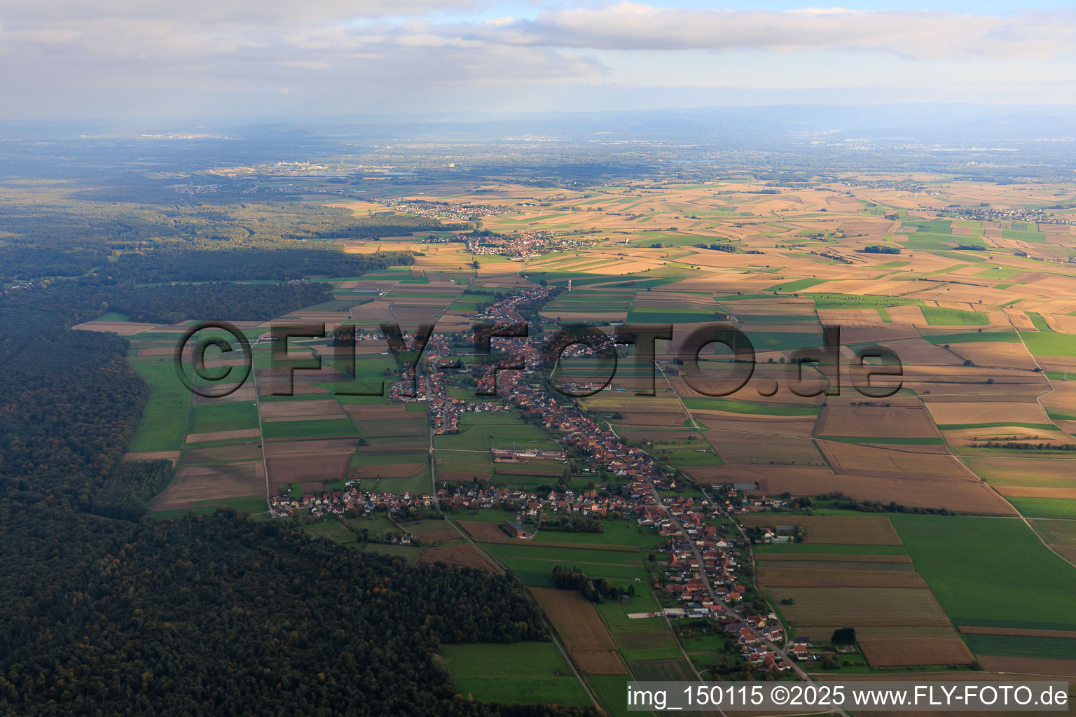 Vue aérienne de Du nord-ouest à Schleithal dans le département Bas Rhin, France