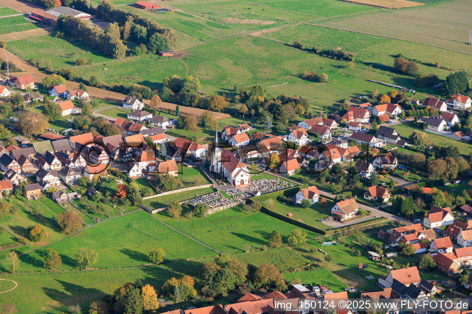 Vue aérienne de Église et cimetière à Seebach dans le département Bas Rhin, France