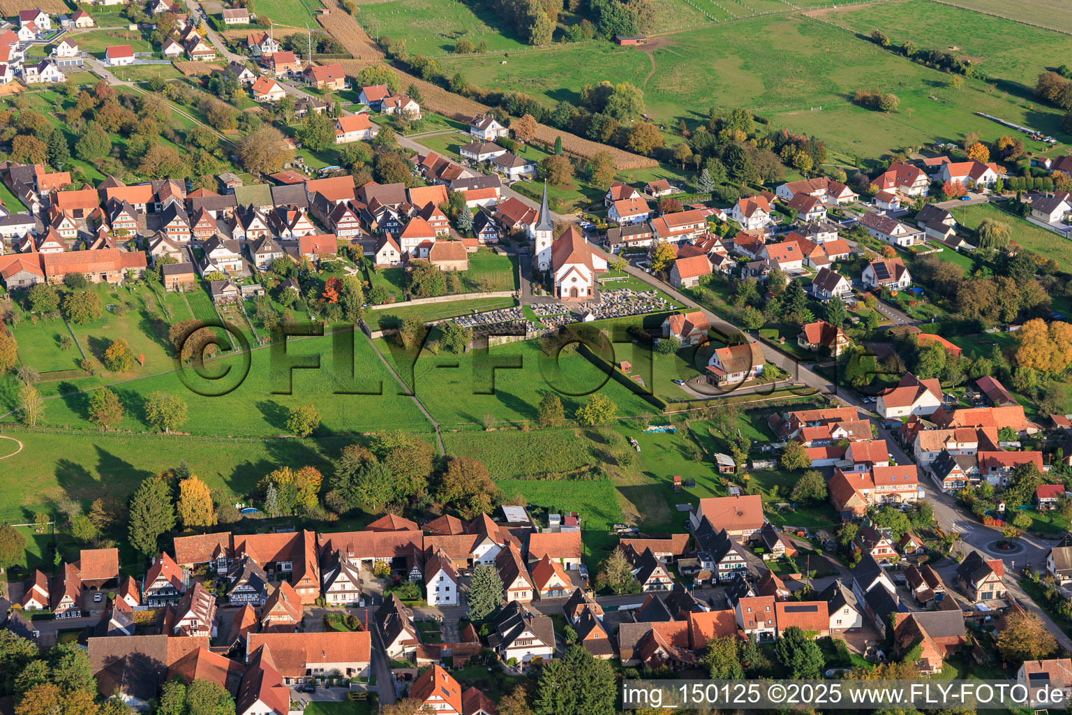 Vue aérienne de Église et cimetière à Seebach dans le département Bas Rhin, France