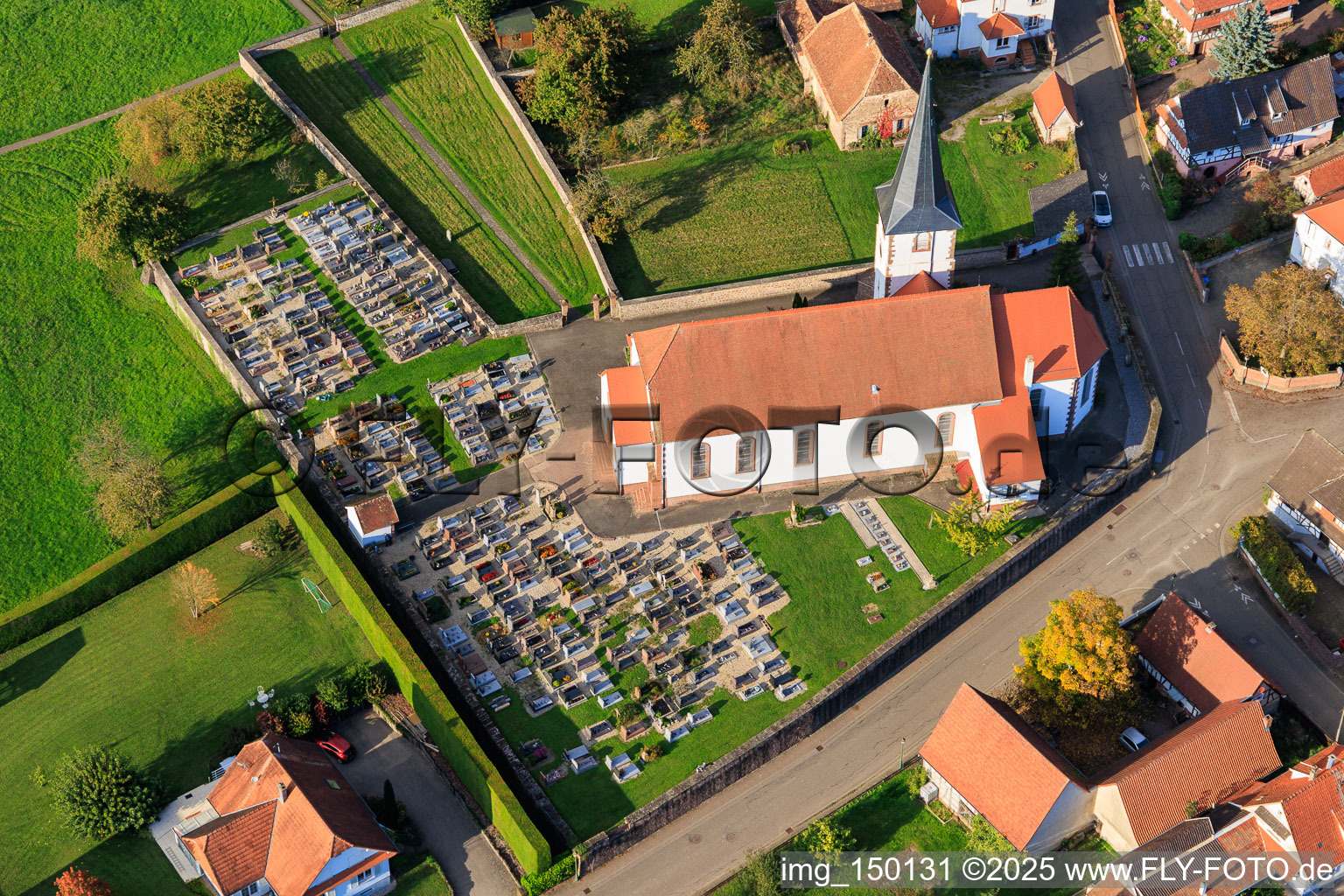 Vue oblique de Église et cimetière à Seebach dans le département Bas Rhin, France