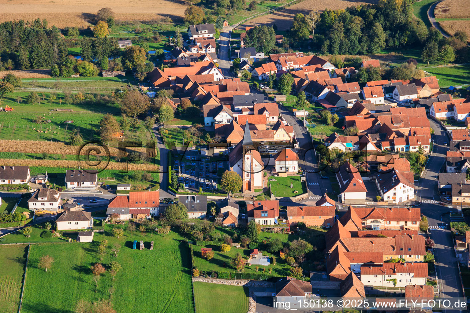 Vue aérienne de Eglise paroissiale de l' Immaculée Conception de la Vierge d' Aschbach à Aschbach dans le département Bas Rhin, France