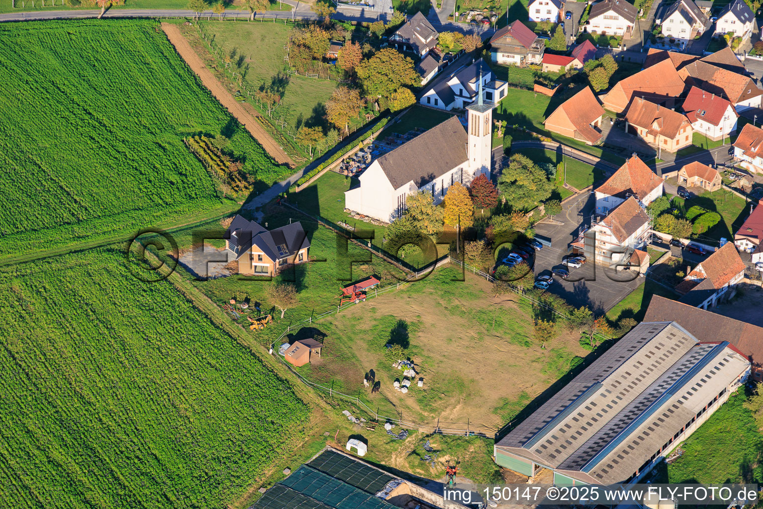 Vue aérienne de Église Saint-Georges à Stundwiller dans le département Bas Rhin, France