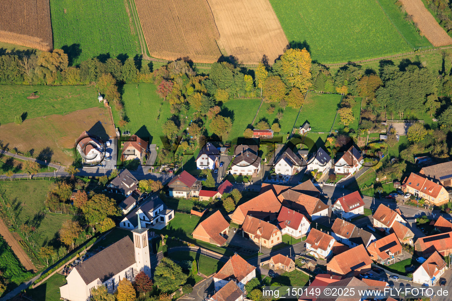 Vue aérienne de Église Saint-Georges et rue de Wissembourg à Oberrœdern dans le département Bas Rhin, France