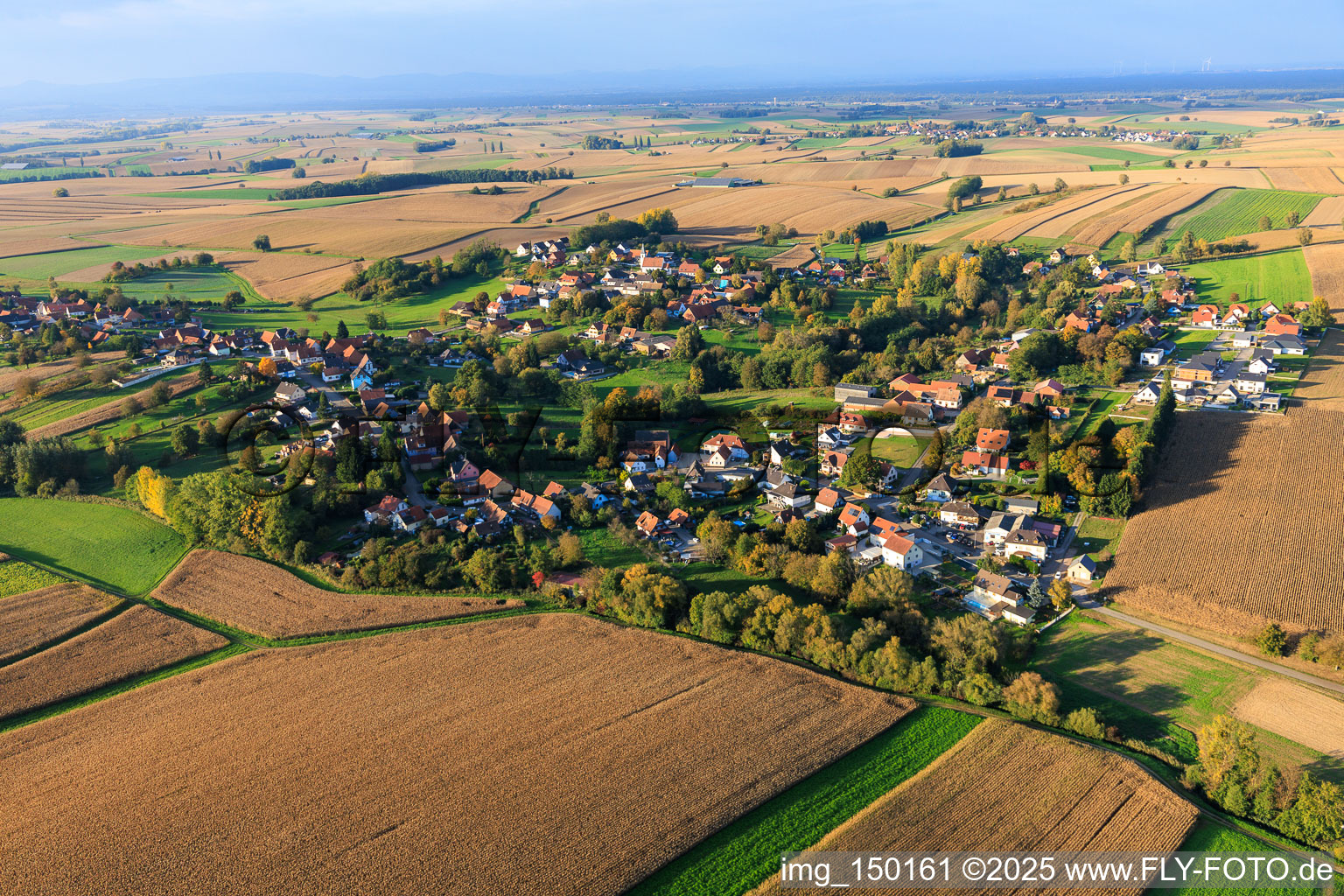 Vue aérienne de Du sud à Eberbach-Seltz dans le département Bas Rhin, France